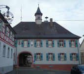 Stadtmauer und Rathaus